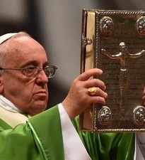 Hrvatski evanđelistar u rukama pape Franje